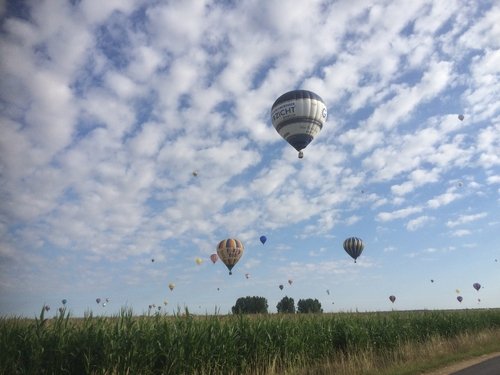 meevliegen met een luchtballon